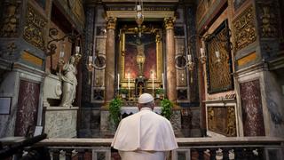 El papa Francisco reza ante el crucifijo de la “Gran Peste” por el fin del coronavirus | FOTOS