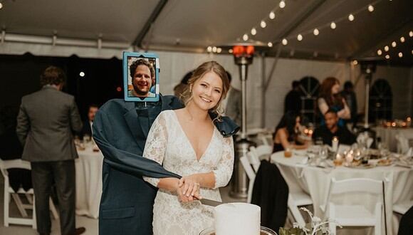 Una joven bailó y cortó su pastel de boda con un maniquí con la cara de su novio, quien estaba en el hospital por una intoxicación. | Créditos: Bri Hines Photography / Facebook.