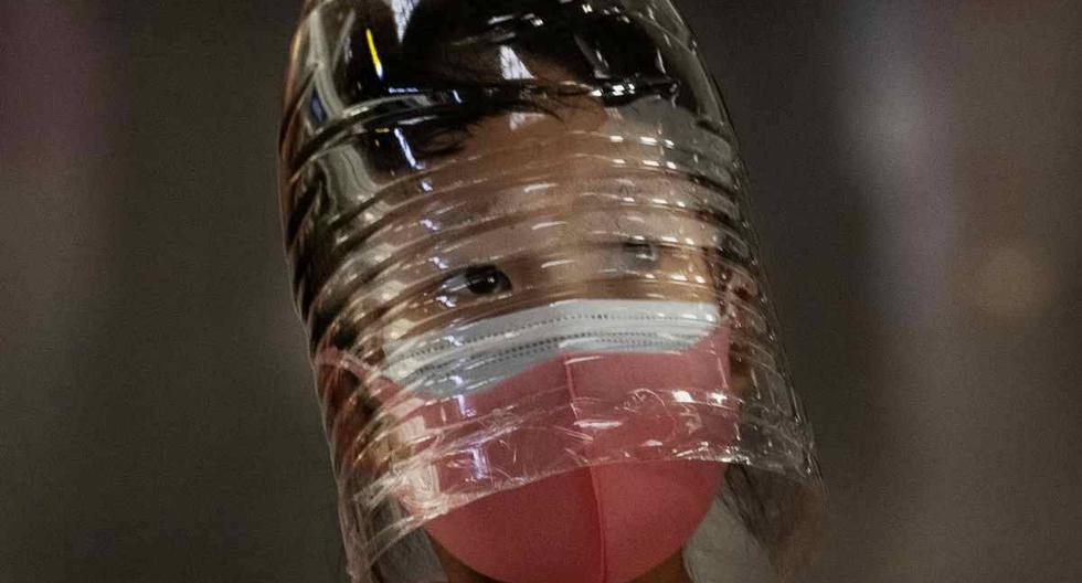 Una niña china utiliza, además de la mascarilla de protección contra el coronavirus, un improvisado escudo hecho de botella de plástico en un intento de evitar el contagio. (Foto: Kevin Frayer/Getty Images)