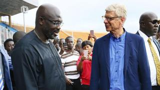 George Weah, ex futbolista y presidente de Liberia, condecoró al francés Wenger