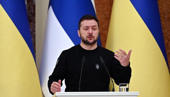 El presidente de Ucrania, Volodymyr Zelensky, durante una conferencia de prensa conjunta con su homólogo finlandés luego de sus conversaciones en Kiev, el 24 de enero de 2023. (Foto de Serguéi SUPINSKY / AFP)