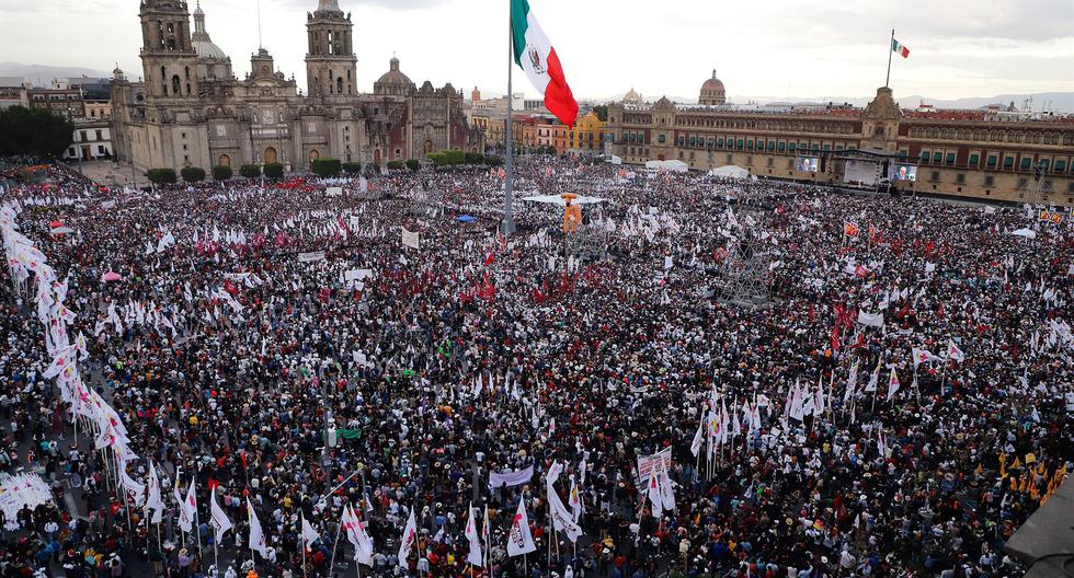 Miles de ciudadanos asisten al tercer informe de Gobierno del presidente de México, Andrés Manuel López Obrador, en el Zócalo de la Ciudad de México. (EFE//Madla Hartz).
