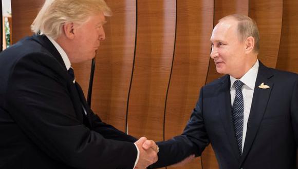 Donald Trump y Vladimir Putin estrechan sus manos por primera vez en la cumbre G20. (Foto: Reuters)
