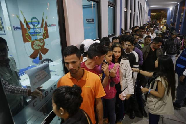 Tumbes: unos 300 venezolanos llegaron a la frontera en seis buses