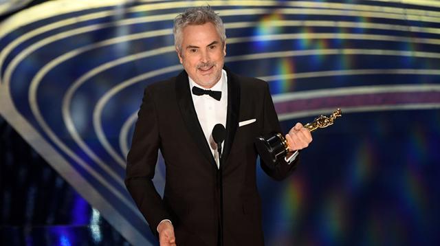 Alfonso Cuarón recibiendo el premio a Mejor cinematografía por "Roma". (Foto: Agencia).