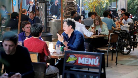 La gente almuerza en un restaurante de Santiago de Chile el 30 de julio de 2021, en medio de la pandemia de coronavirus. (JAVIER TORRES / AFP).