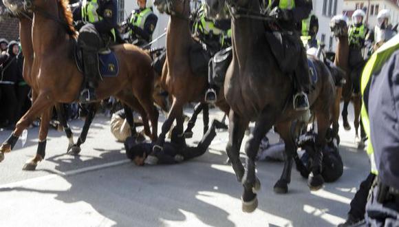 Suecia: Caballos de la policía pisotearon a antinazis