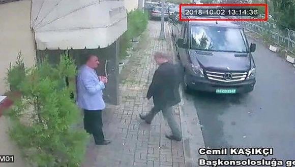 Una fotografía fija de la grabación de una cámara de seguridad que se piensa muestra a Khashoggi ingresando al consulado. (AP).