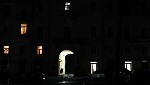 Un hombre camina por un pasaje iluminado durante los cortes de energía en Odessa, en el sur de Ucrania, el 28 de enero de 2023, en medio de la invasión rusa de Ucrania. (Foto de Oleksandr GIMANOV / AFP)