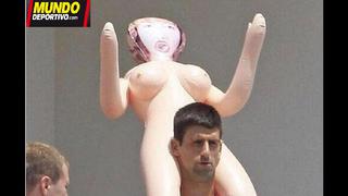 Djokovic y sus locas vacaciones: se luce con muñeca inflable