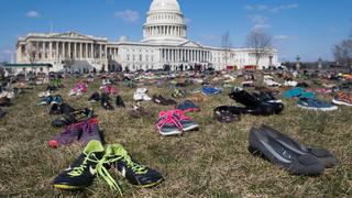 7.000 pares de zapatos por cada niño muerto por armas de fuego en EE.UU.
