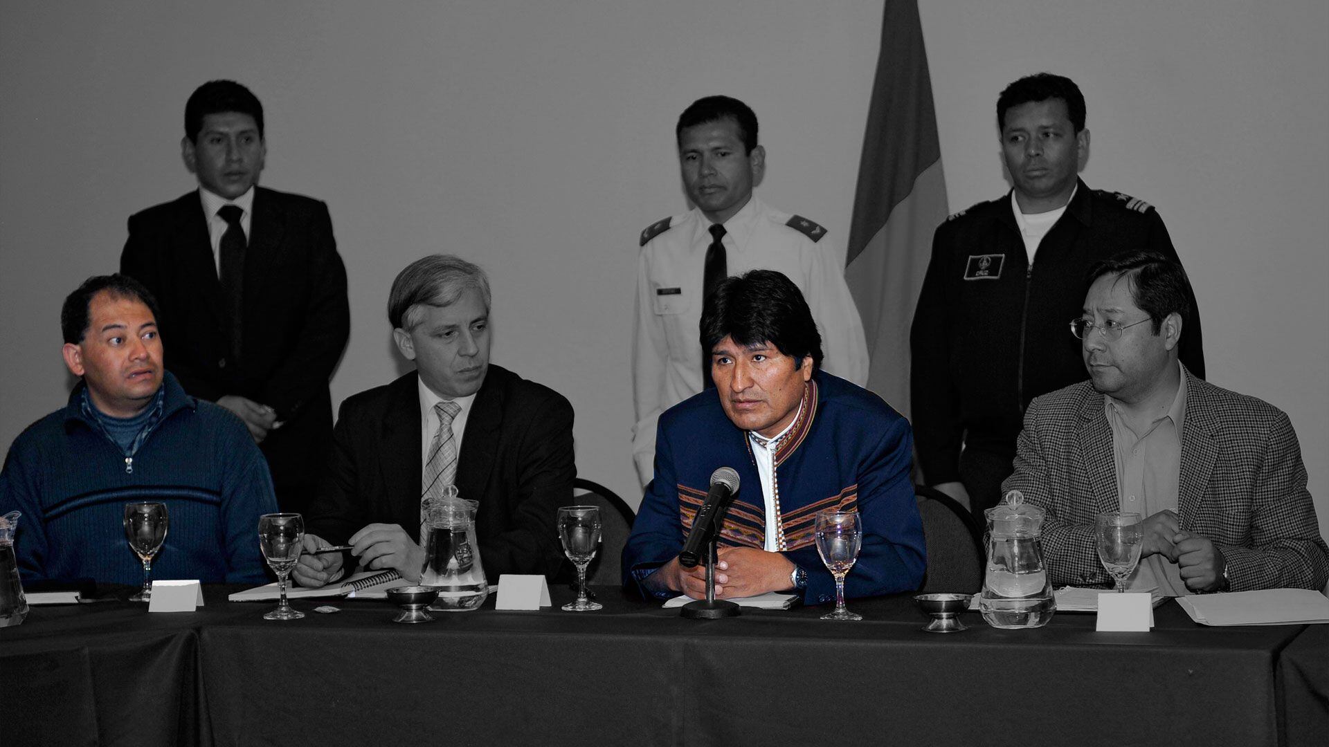 En el 2008 Carlos Romero fue designado para ocupar el cargo de ministro de Desarrollo Rural Agropecuario y Medio Ambiente. En la fotografía, captada el 18 de setiembre de ese año, aparece junto al expresidente Evo Morales en una reunión con gobernadores opositores. (Archivo AFP)