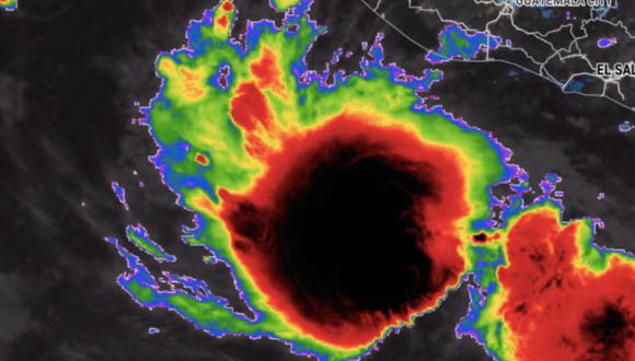 La tormenta tropical Pilar arremolinándose frente a la costa de El Salvador, como se ve en el satélite mejorado el lunes 30 de octubre de 2023 por la mañana. (Foto: AccuWeather RealVue)
