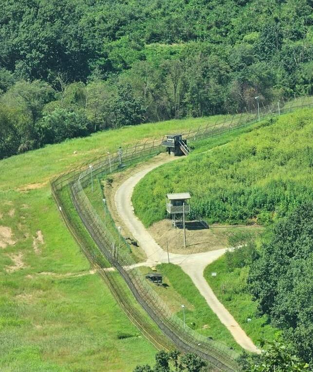 The north and south perimeters of the DMZ are sealed by wire reinforced with traps or heat sensors.  Crossing it is considered almost impossible.  (Photo: Milagros Asto)