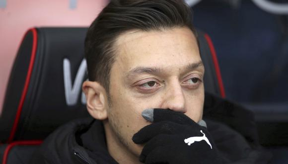 Mesut Özil sufre de problemas de espalda que le impiden rendir de la mejor manera en la Premier League | Foto: AP