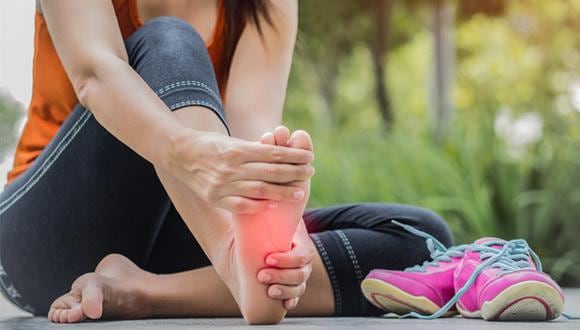 Esta es una de las dolencias ortopédicas más comunes del pie y puede aparecer de manera lenta con el tiempo o repentina después de una actividad intensa.