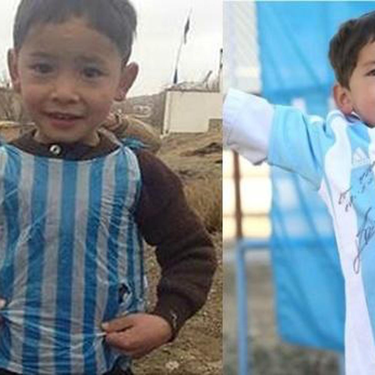El pequeño Messi afgano ya juega con su camiseta (de tela)