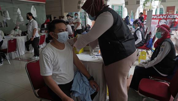 Vacunación masiva en Indonesia. (Foto: Bloomberg)