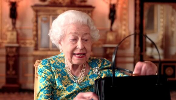 Isabel II del Reino Unido reveló lo que guarda en su bolso. (Foto: YouTube/Buckingham Palace)