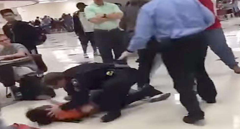 Policía estrella la cabeza de muchacha contra el suelo. (Foto: Captura de YouTube)