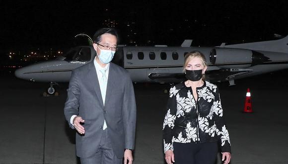 Senadora estadounidense Marsha Blackburn (derecha) llegando al aeropuerto de Sungshan en Taipei, el 25 de agosto de 2022. (Foto de Handout / Ministerio de Relaciones Exteriores de Taiwán (MOFA) / AFP)