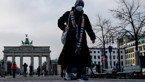 Una persona camina por Berlín, Alemania. EFE