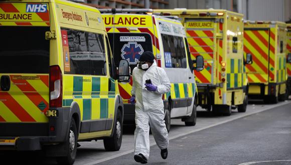 El conductor de una ambulancia corre cerca del hospital Royal London en Londres el 19 de enero de 2021. (Foto de Tolga Akmen / AFP).