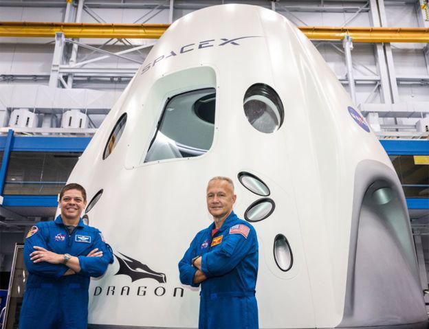 Bob Behnken (i) y Doug Hurley (d) esperan estar a mandos de la nave en julio. (Foto: NASA)
