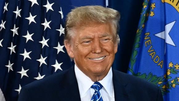 El expresidente de Estados Unidos y aspirante a la presidencia de 2024, Donald Trump, sonríe cuando llega para hablar en un mitin Compromiso con el Caucus en Las Vegas, Nevada, el 27 de enero de 2024. (Foto de Patrick T. Fallon / AFP)