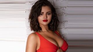 Selena Gomez se luce en traje de baño rojo al estilo de Pamela Anderson | FOTOS