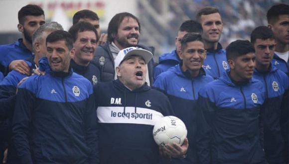 Diego Maradona acompañado de todo el equipo de Gimnasia. (Foto: Agencias)