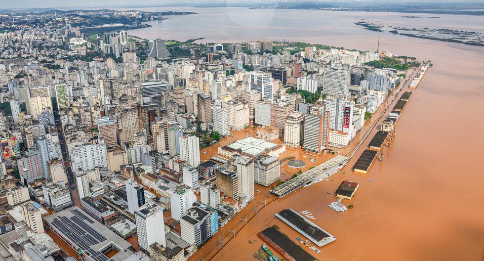 Una vista aérea de la inundada Porto Alegre, Brasil, tomada el 5 de mayo de 2024, durante un sobrevuelo del presidente Luiz Inácio Lula da Silva sobre las áreas afectadas. (AFP).