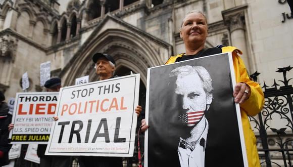Simpatizantes del fundador de Wikileaks, Julian Assange, se manifiestan frente a los Tribunales Reales de Justicia en Londres, Gran Bretaña, el 27 de octubre de 2021.(EFE / EPA / ANDY RAIN).