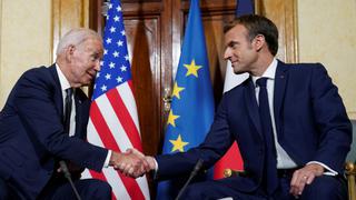 Biden y Macron se reconcilian en Roma tras disputa por los submarinos
