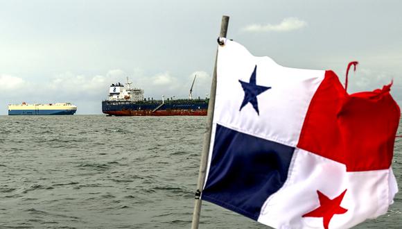 Buques de carga esperan en la entrada del Canal de Panamá en la Bahía de Panamá frente a la Ciudad de Panamá, el 23 de agosto de 2023. (Foto de Luis ACOSTA / AFP)