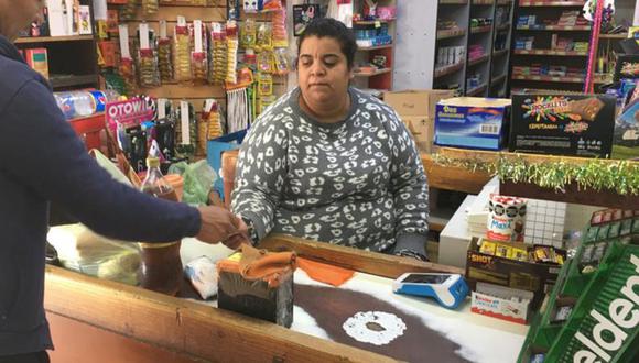 "La gente ya no se fija en la marca, solo en el precio", afirma Yanina, dueña de un supermercado en un barrio de clase obrera.