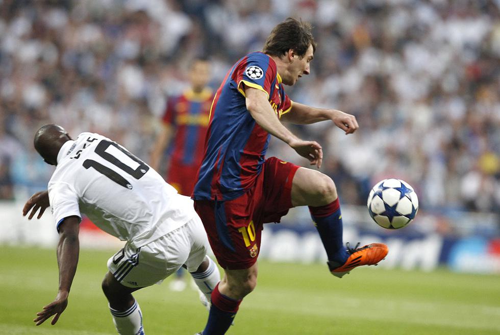 Lionel Messi eludiendo rivales en el Bernabéu. (Foto: EFE/ Juan Carlos Hidalgo)