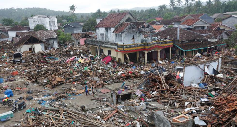 Centenares de humildes hogares han quedado reducidos a un amasijo de escombros por el tsunami en Indonesia. (Foto: EFE)