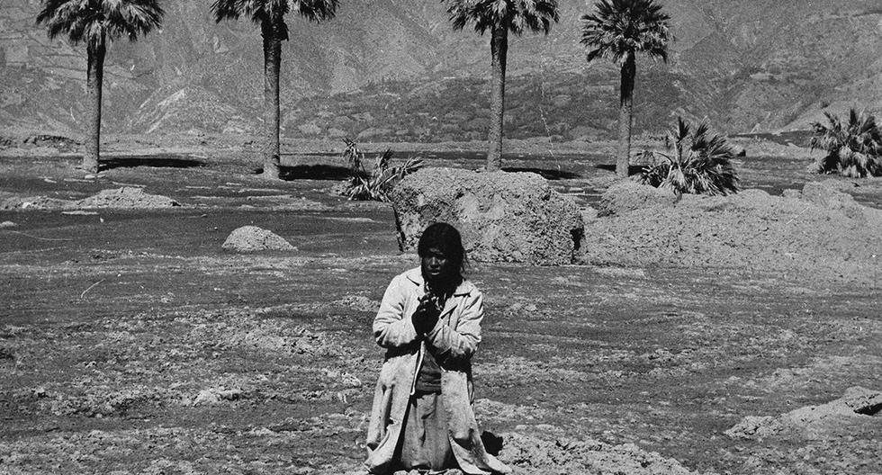 Yungay, 4 de junio de 1970. Cuatro días después de la peor tragedia de su vida, esta mujer reza desconsolado en el páramo donde antes estaba la ciudad de Yungay. (Foto: Javier Ascue / GEC Archivo Histórico)