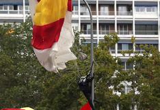 El golpe de un paracaidista contra un poste de luz en el desfile del 12 de octubre en Madrid | VIDEO | FOTOS