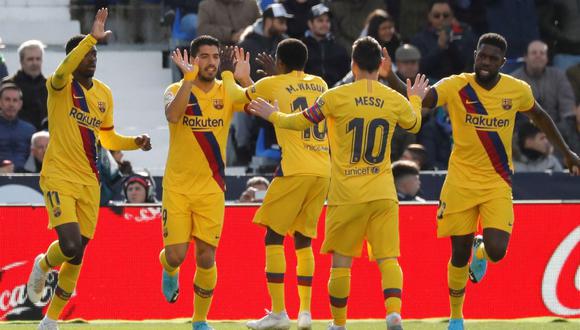 El delantero uruguayo del Barcelona Luis Suárez festeja su gol durante el partido de LaLiga Santander contra el Leganés correspondiente a la décimo cuarta jornada que se disputa en el estadio de Butarque en Leganés.- EFE/Juan Carlos Hidalgo