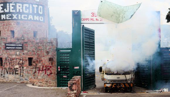 Explota una camioneta a las puertas de la 35 Zona Militar de Chilpancingo, durante una manifestación de estudiantes de la Escuela Normal Rural de Ayotzinapa en Iguala, estado de Guerrero en 2014; en la ciudad de Chilpancingo, México, el 13 de septiembre de 2022. (Foto de JESUS ​​GUERRERO / AFP)