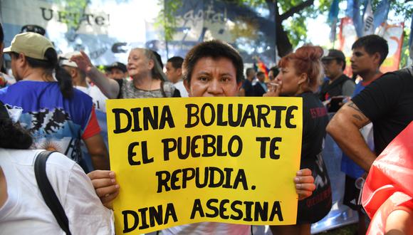 Un hombre muestra un cartel contra la presidenta peruana Dina Boluarte durante una manifestación, frente a la Embajada de Perú en Buenos Aires (Argentina).