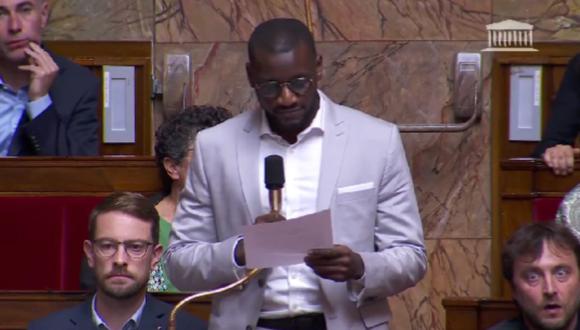 Los parlamentarios de Francia se indignaron ante el momento que vivió el diputado Carlos Martens Bilongo cuando hablaba sobre la migración. (Foto: Twitter / @aschapire)