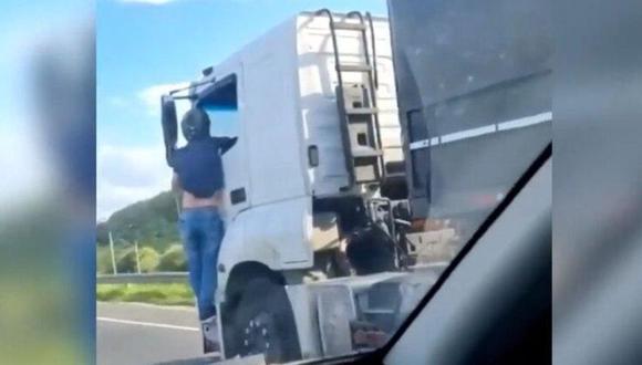 Se aferró del camión que atropelló a su esposa y viajó colgado más de 30 kilómetros hasta que este se detuvo. (Foto: captura de video)