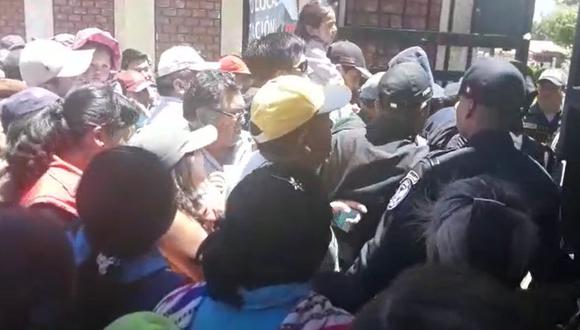 Los pobladores intentaron ingresar a la fuerza a su local de votación. (Foto: Captura de video)