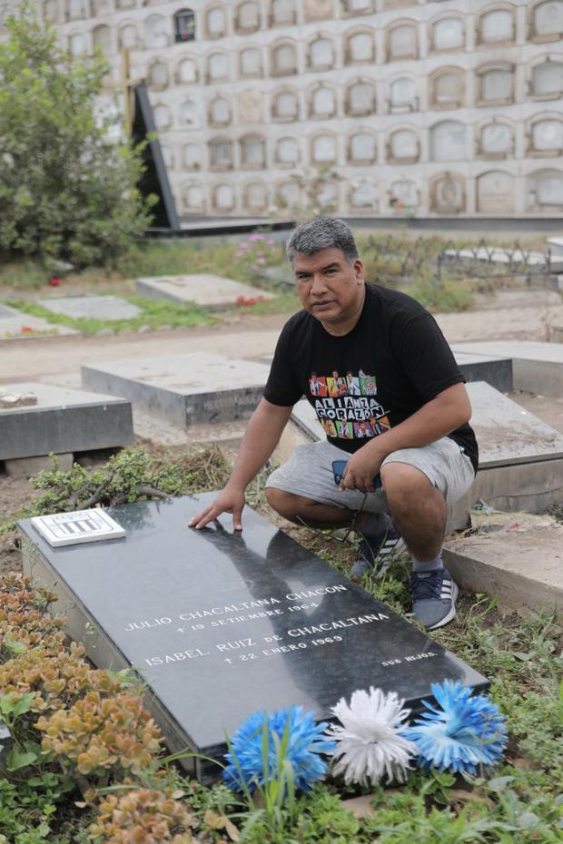 Marco junto a la tumba donde descansa Don Julio Chacaltana y su esposa. (Foto: Anthony Niño de Guzmán)