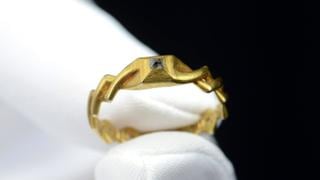 Buscador de metales halla un anillo de bodas medieval valorado en más de 47.000 dólares