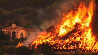 Incendios amenazan una zona adinerada de California [FOTOS]