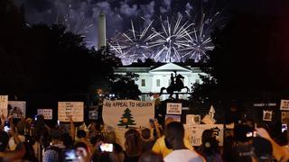 Manifestantes protestan cerca de la Casa Blanca mientras Trump pronuncia su discurso | FOTOS